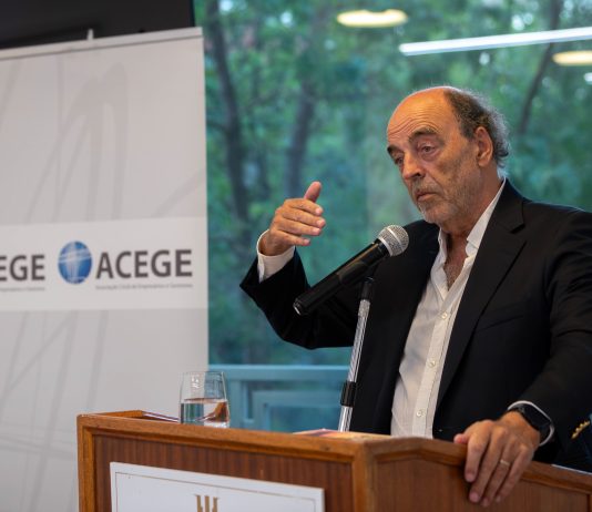 Antigo presidente da ACEGE veio ao Algarve alertar empresários para os custos do “sucesso”