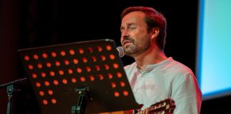 Concerto acústico do padre Duarte Rosado ajudou a refletir com recurso à simplicidade melódica e ao engenho literário