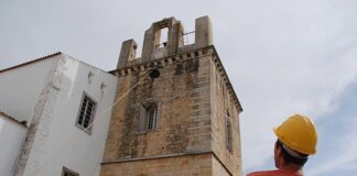 Os restaurados sinos da Sé de Faro começaram a ser devolvidos à torre