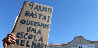 Alunos da Escola João de Deus de Faro protestaram contra atrasos de obras da Parque Escolar