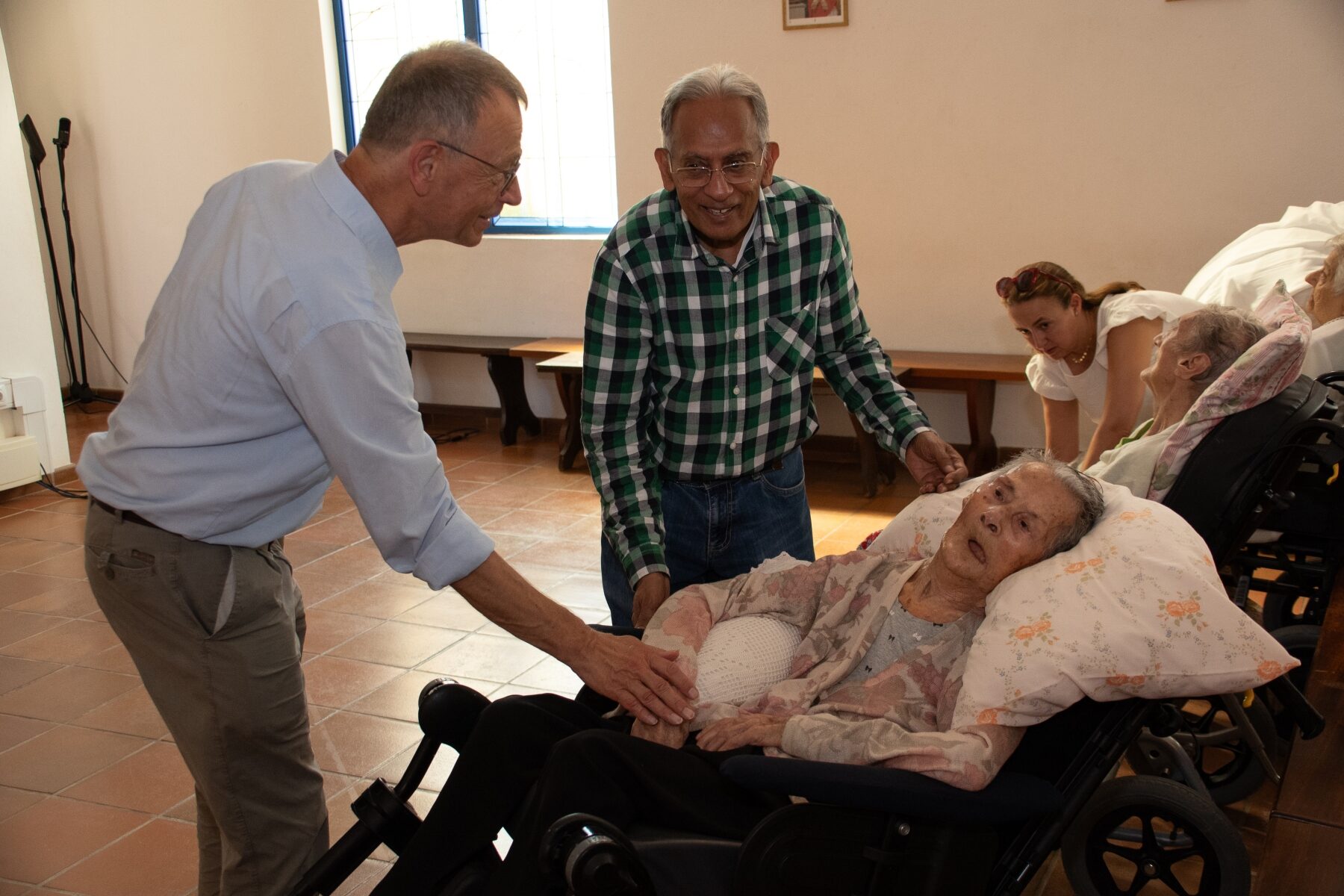Visita_prior_taize_missionarias_caridade23